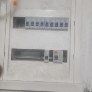 לוח חשמל עם מפסקים ומתגים חשמליים