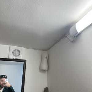 מראה עם אדם, מאוורר ותאורה בחדר