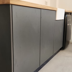 ארונות מטבח אפורים עם משטח עץ