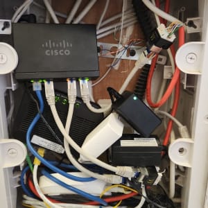 ארון תקשורת עם נתב סיסקו וכבלים מחוברים