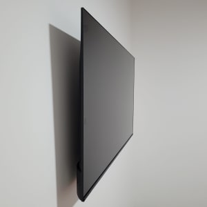 טלוויזיה מותקנת על קיר