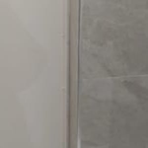 אריחי קרמיקה על קיר בשיפוץ חדר אמבטיה