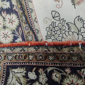 שטיח עם דוגמאות פרחים ועיטורים צבעוניים