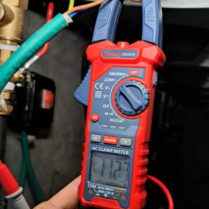 מד מתח מחובר לדוד שמש עם חוטים צבעוניים