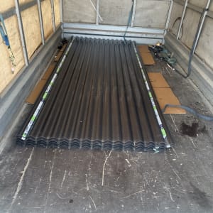 לוחות גלי פלסטיק שחורים מונחים על רצפת משאית