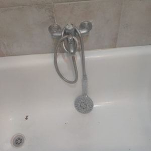 ראש מקלחת ואמבטיה עם ברזים