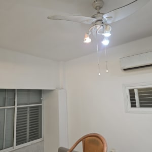 מאוורר תקרה בחדר עם קירות צבועים