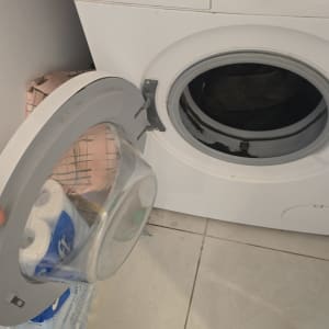 מכונת כביסה פתוחה עם דלת פתוחה