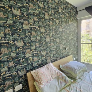 טפט עם דוגמת צמחים ירוקים וצהובים על קיר