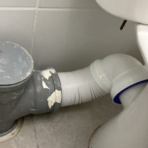 צינור חיבור לשירותים עם תיקון טיח