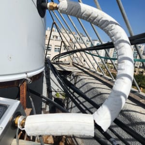 מערכת חימום שמש על גג עם צינורות מבודדים
