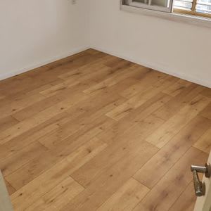 רצפת פרקט עץ בחדר ריק עם חלון