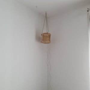 מנורה תלויה על תקרה עם חוטים חשופים