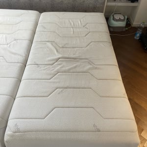 מזרן לבן נקי על רצפת עץ