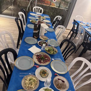 שולחן ערוך עם מנות שונות במסעדה או אירוע קולינרי