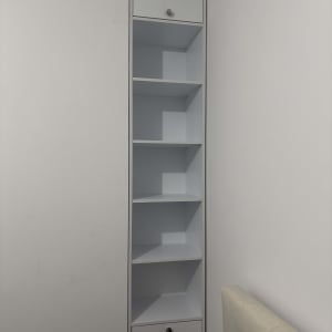 מדף לבן עם מגירות בחדר שינה
