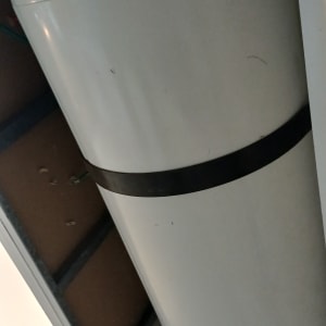 דוד שמש מותקן בארון עם צינורות מחוברים