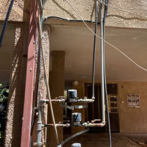 צינורות חשמל ומדי חשמל מותקנים על קיר חיצוני