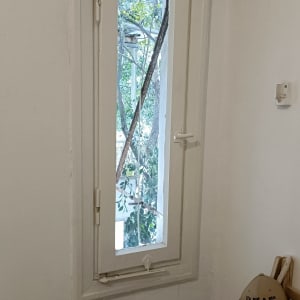 חלון זכוכית עם מסגרת לבנה