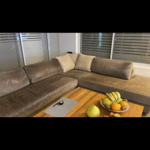 ספה מרופדת עם כריות על שולחן עץ