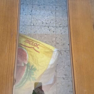 שולחן עץ עם זכוכית במרכז