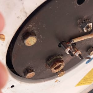 חלק תחתון של דוד שמש עם ברגים וחיבורים חשמליים