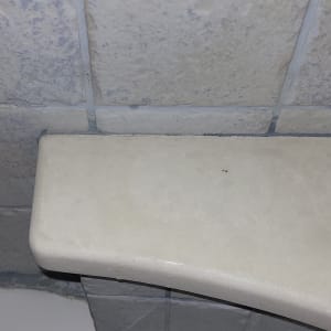 אריחים עם סימני רטיבות ותקרה עם סדק קטן