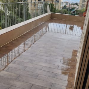 מרפסת עם רצפה רטובה לאחר איטום