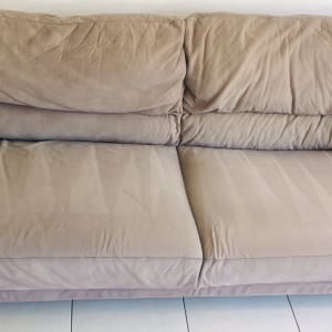 ספה חומה עם כריות מושב ומשענת