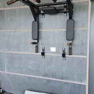 מתקן מתח לקיר מותקן על קיר חיצוני