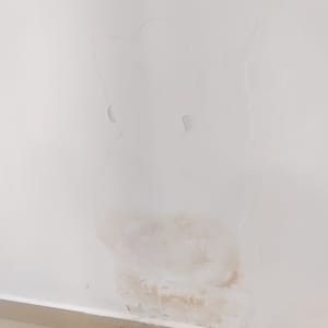 קיר עם סדקים וכתמי רטיבות