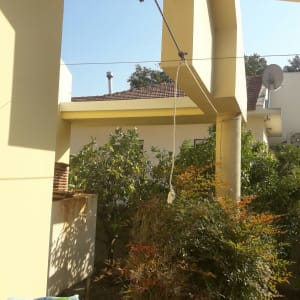 גג רעפים עם צינור מתכת ואנטנה