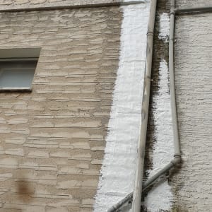 קיר אטום עם חומר איטום לבן ליד צינורות