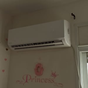 מזגן לבן מותקן על קיר בחדר