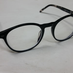 משקפיים עם מסגרת שחורה ועדשות שקופות