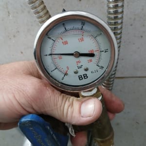 מד לחץ מים מוחזק ביד עם צינורות מתכת