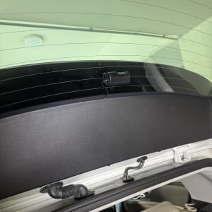 מצלמה מותקנת בחלק האחורי של רכב