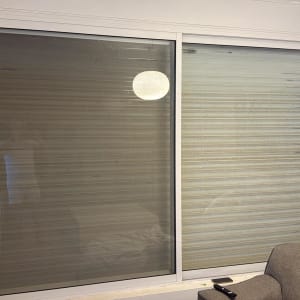 חלון עם תריסים סגורים בסלון ביתי