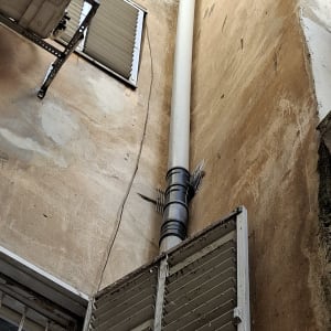 מערכת למניעת יונים על צינור חיצוני בבניין