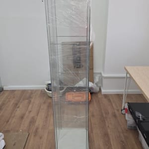 ארון זכוכית עטוף בניילון בחדר ריק