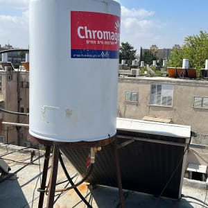 דוד שמש על גג עם צינורות וחיבורים