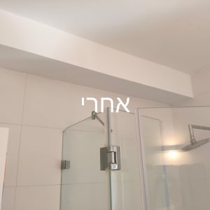 חדר אמבטיה עם מקלחון ושלט 