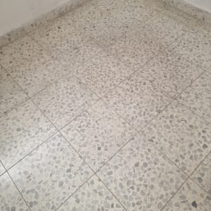 ריצוף טרצו נקי ומבריק בדירה לאחר עבודת פוליש
