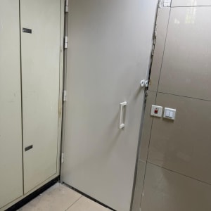 דלת מתכת עם ידית בחדר פנימי