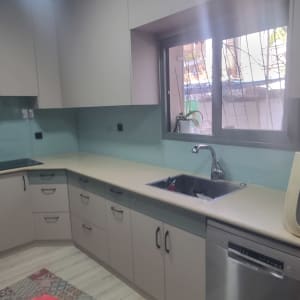 חלון זכוכית במטבח עם כיור וברז