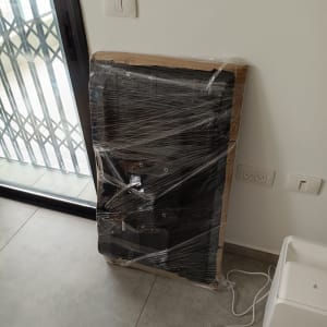 חפץ עטוף בניילון ליד דלת זכוכית