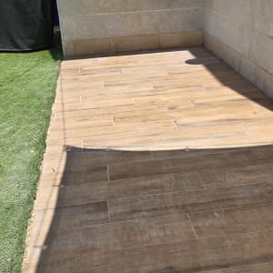 ריצוף עץ חדש על מרפסת חיצונית