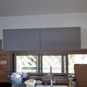 מטבח עם ארונות עץ וכיור לבן