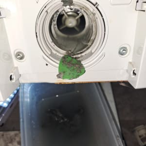 פתח ניקוז עם לכלוך במכשיר חשמלי