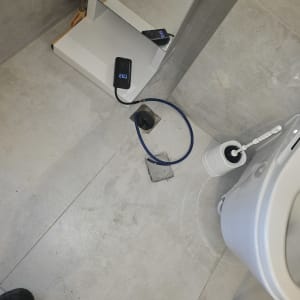 כלים וכלים בשירותים, כולל מכשיר מדידה